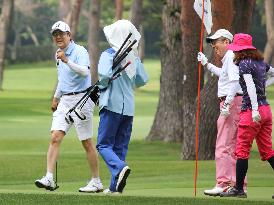 PM Abe plays golf with friends