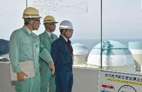 Industry minister Seko inspects Ikata nuclear plant