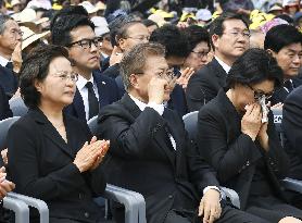 S. Korean Pres. Moon attends memorial service for late Pres. Roh