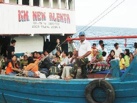 Nias islanders leave Indonesia's quake-hit Nias