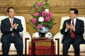 (2)Hu meets Taiwan minor opposition leader