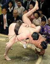 Hakuho remains unbeaten at summer tourney