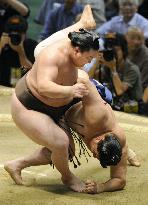 Mongolian yokozuna Hakuho remains unbeaten at Nagoya sumo