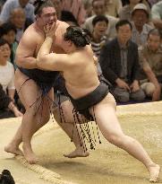 Asashoryu bounces back with 8th win at Nagoya sumo