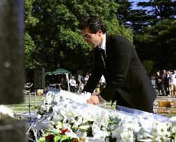 French envoy lays flowers at Nagasaki Peace Park