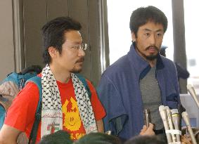 Two Japanese hostages released in Iraq return home