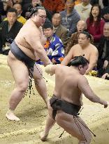 Sumo: Hakuho suffers 2nd loss