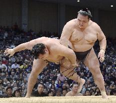 Ozeki Kisenosato beats yokozuna Kakuryu