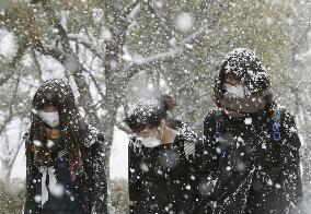 Unified college exams begin across Japan amid heavy snow