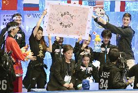 Japanese figure skaters honor Asada