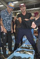 Season's first auction for blowfish in western Japan