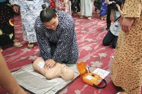 Sumo wrestler learns resuscitation