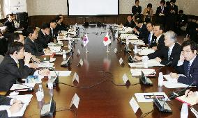 Japan, S. Korea OK to double size of currency swap deal