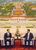 Taiwan Nationalist leader Lien Chan visits China