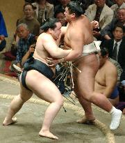 Asashoryu marks 11-2 at summer sumo