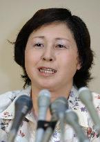 (2)Soga wants her family to live together in Japan