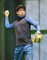 New Dodgers pitcher Maeda opens training to media