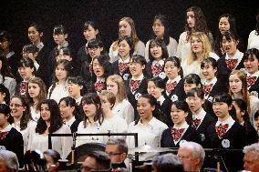 Disaster-hit high school students sing "Resurrection"