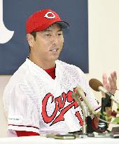 Retired right-hander Kuroda at press conference