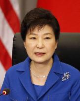Park asks prosecutors to postpone questioning over scandal