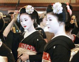 Geisha in Kyoto mark first business day of year