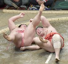 Sumo: Extremely rare technique executed in juryo division bout