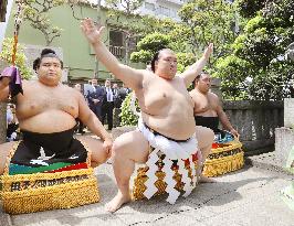 Sumo: Kisenosato performs ring-entering ritual