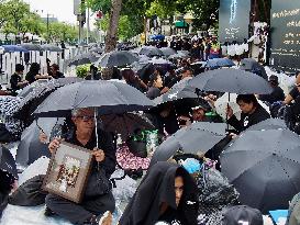 Thais gather in Bangkok ahead of King Bhumibol's cremation