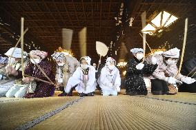 Year-end cleaning at Kyoto temple