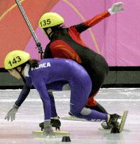 Kamino loses balance after start in women's 500m short track