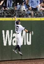 Mariners' Suzuki makes leaping catch