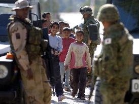 (3)GSDF unit head visits Samawah schools to take aid requests