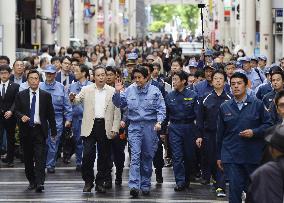PM Abe visits quake-hit Kumamoto