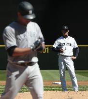 Mariners' Iwakuma takes loss against ex-teammate Yankees' Tanaka