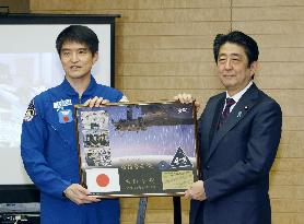 Astronaut Onishi meets with PM Abe