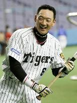 Tigers' Kanemoto marks record of 903 consecutive games