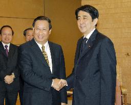 Vietnamese Deputy Prime Minister Khiem talks with Abe