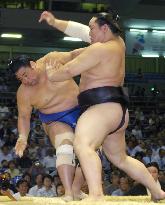 Asashoryu dumps Kakizoe on 3rd day of Nagoya sumo