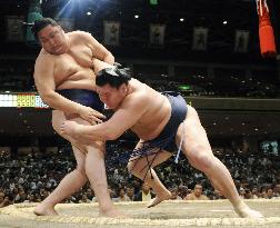 Hakuho rebounds with 1st win at autumn tourney