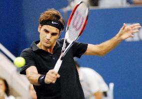 Federer edges Djokovic, wins 4th successive U.S. Open title