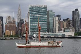 Polynesian sailors on global voyage highlight climate change dangers