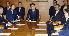 Abe tells LDP meeting Japan's lower house to be dissolved Thurs.
