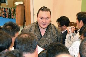 Sumo: Hakuho meets press after 5th straight win in Kyushu
