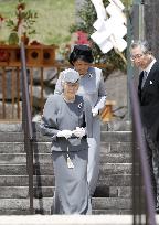 Empress Michiko visits emperor's tomb