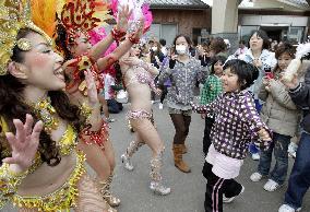 Samba dancers cheer tsunami survivors