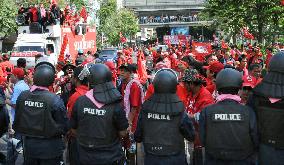 Thai antigov't protesters confront security forces in Bangkok