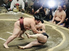 Asashoryu falls on 1st day of summer sumo