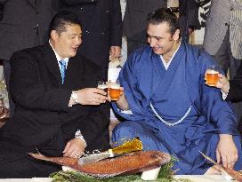 Kotooshu celebrates with stable master after Emperor's Cup