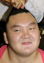 Hakuho extends winning streak to 60