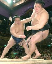 Yokozuna hopeful Tochiazuma rocked at New Year sumo